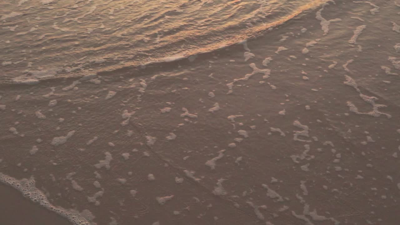 인도 의 고아 해변 의 모래 에 굴러가는 아름다운  ⁇  물결 - 아래 로 기울어져 있다