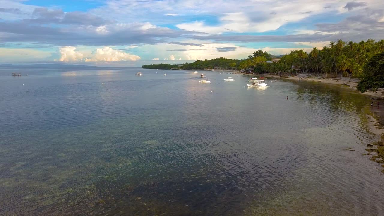 Torre di avvistamento sul mare nelle Filippine in una giornata calma, ripresa con drone