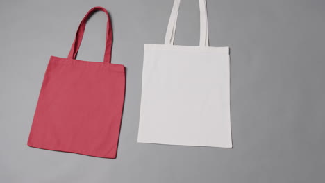 primer plano de bolsas rojas y blancas sobre fondo gris, con espacio de copia, cámara lenta