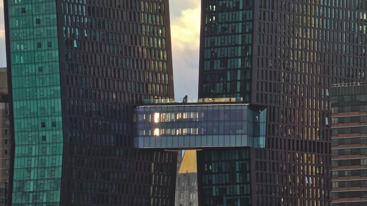 Dos edificios altos se alzan uno al lado del otro en la ciudad de Nueva York