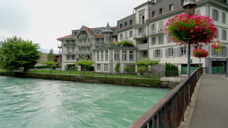 Ciudad-De-Interlaken-Con-Lago-En-Suiza