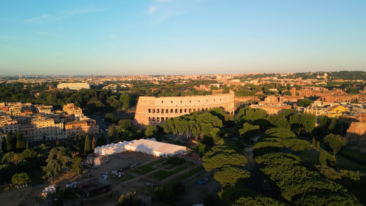 공중  은 해가 뜨는 동안 로마 콜로세움을 보여줍니다.