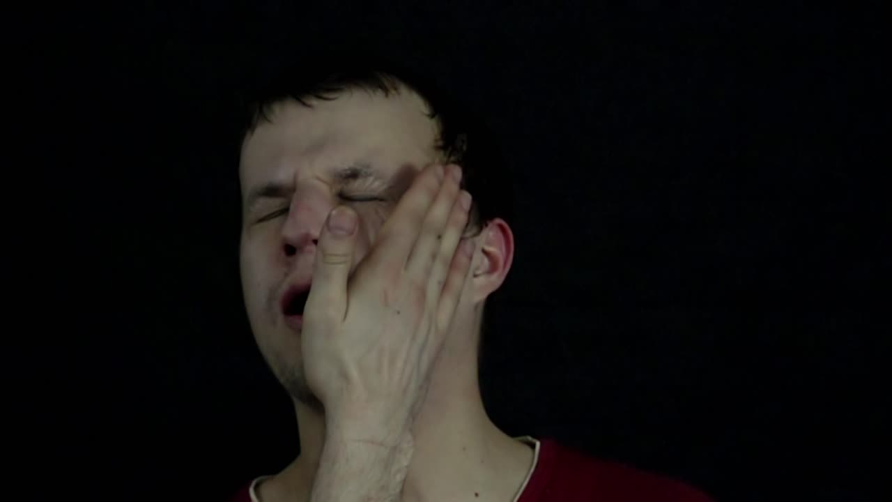 얼굴을 치는 남자