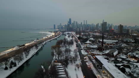 Luftaufnahme-über-Die-Südlagune-Und-Den-US-Highway-41,-Winterabend-In-Chicago,-USA---Verfolgung,-Drohnenaufnahme