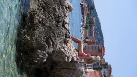 Mujer-Sexy-En-Vacaciones-Tomando-El-Sol-En-La-Costa-De-Francia-En-Verano,-Vertical