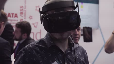 persona que experimenta la realidad virtual en un evento