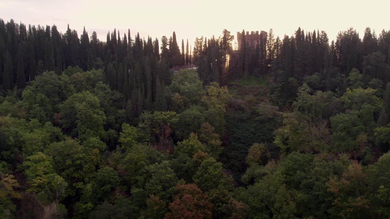 Villa toscana ad Asciano all'alba nebbiosa