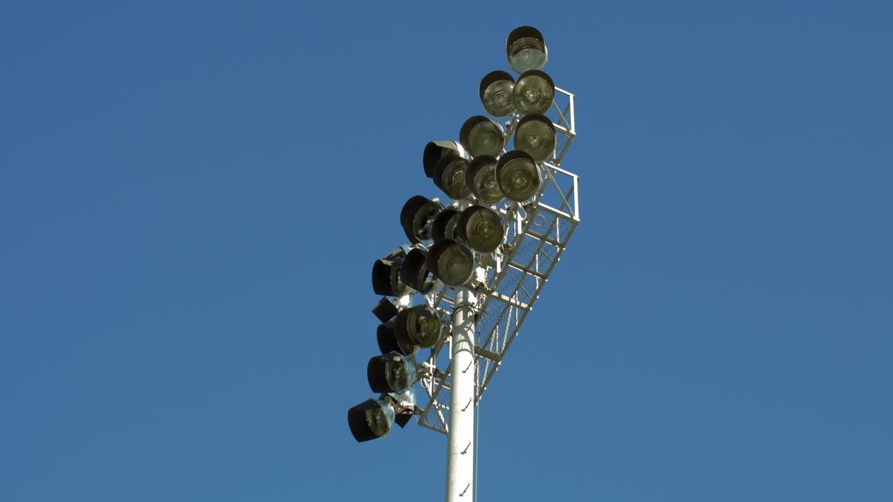 경기장 조명의 주간 촬영