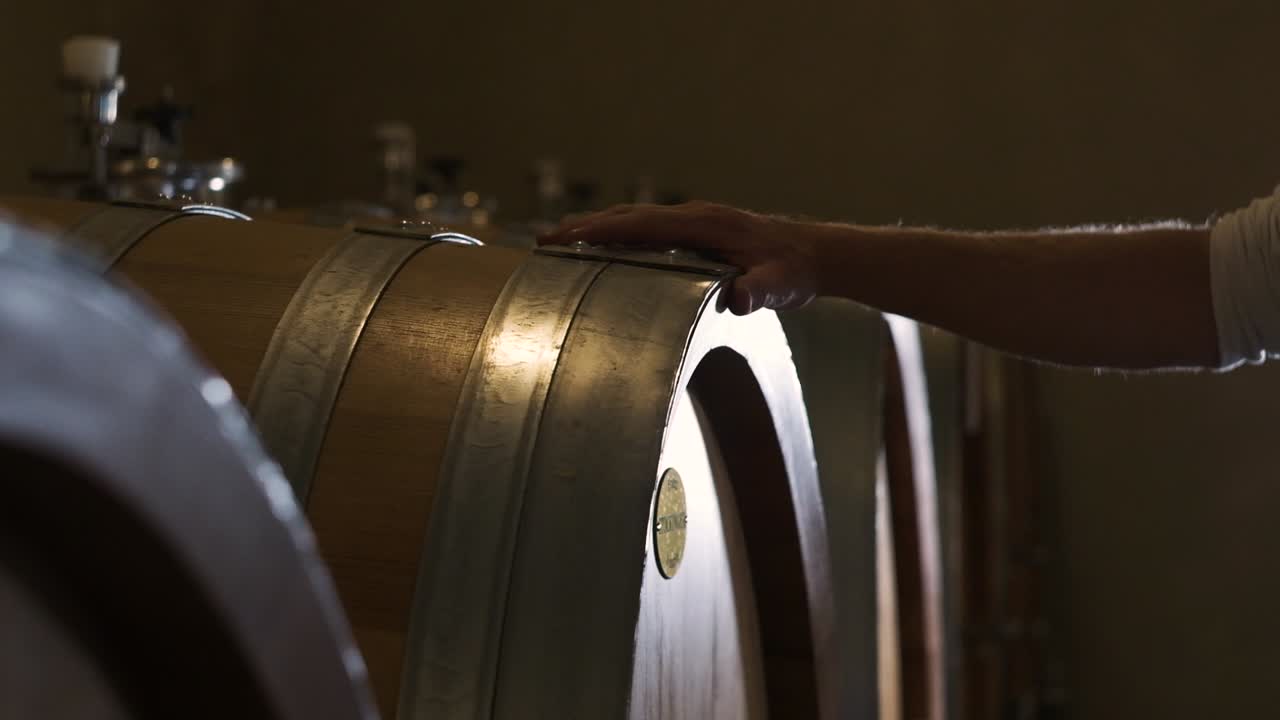 포도주 창고에 있는 포도주 통, 포도주 농부의 손으로