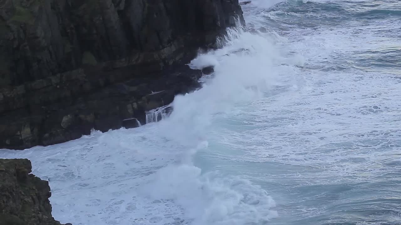 파도가 해안에서 멀어지면서 시간이 되감습니다.