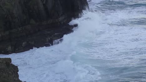 el tiempo retrocede mientras las olas se alejan de la orilla