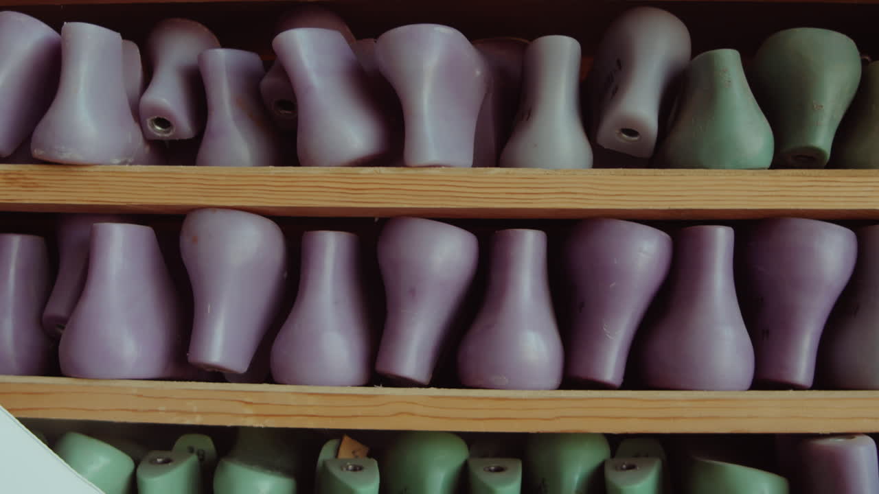 el zapato dura en el estante en el taller del zapatero