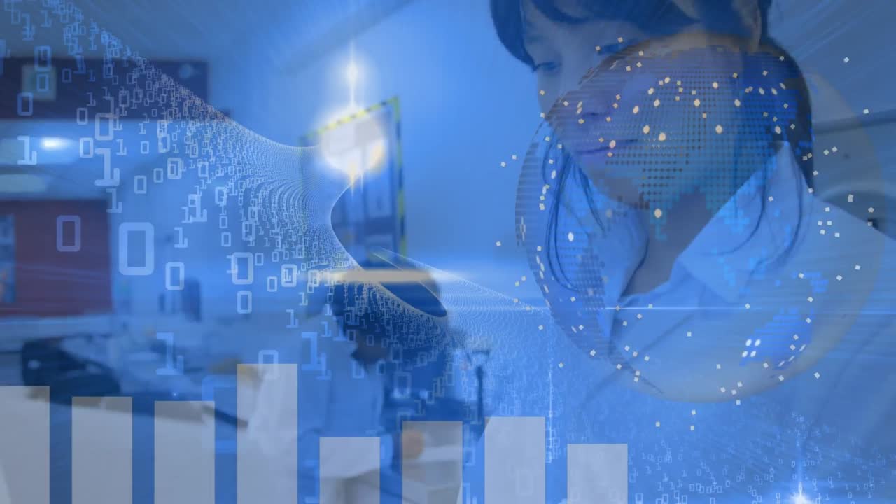 animación de código binario y globo sobre una trabajadora de laboratorio asiática