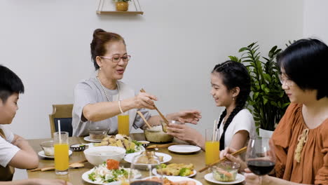 점심을 먹고 있는 아시아 가족.