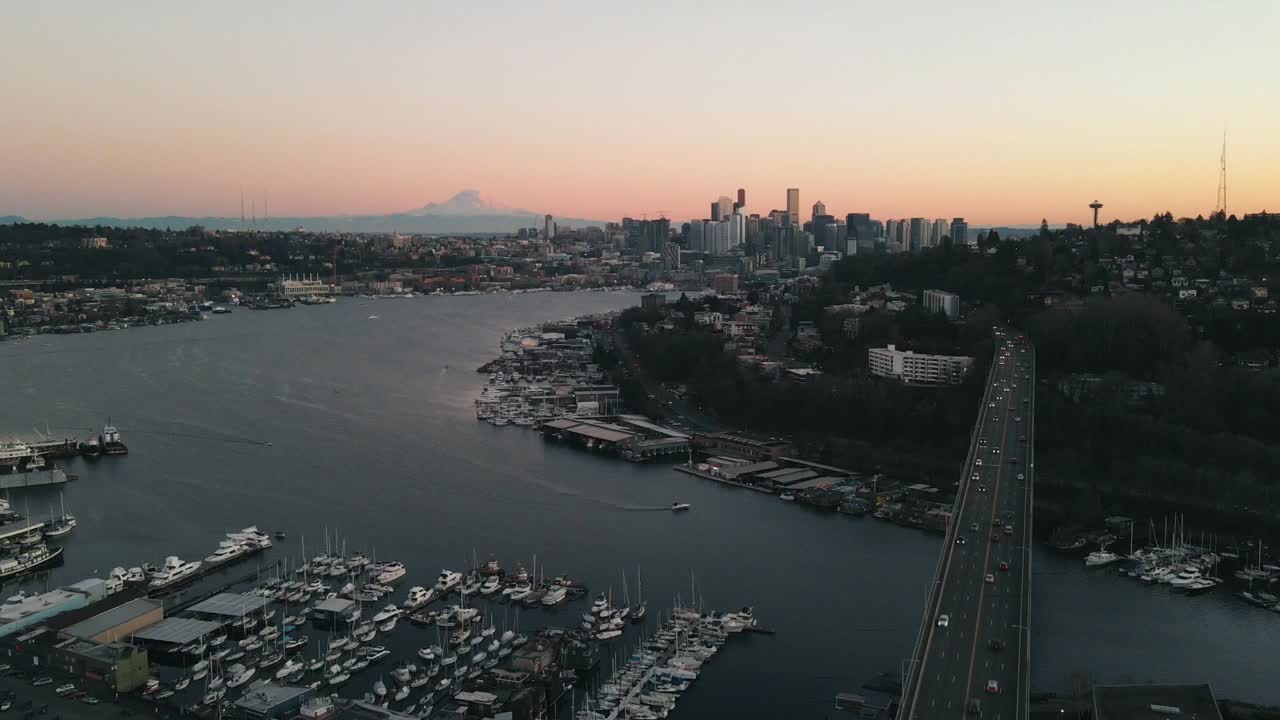 timelapse aéreo que muestra el tráfico ocupado en el puente que cruza el lago union en seattle, washington, estados unidos