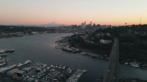 Timelapse-Aéreo-Que-Muestra-El-Tráfico-Intenso-En-El-Puente-Que-Cruza-El-Lago-Union-En-Seattle,-Washington,-América