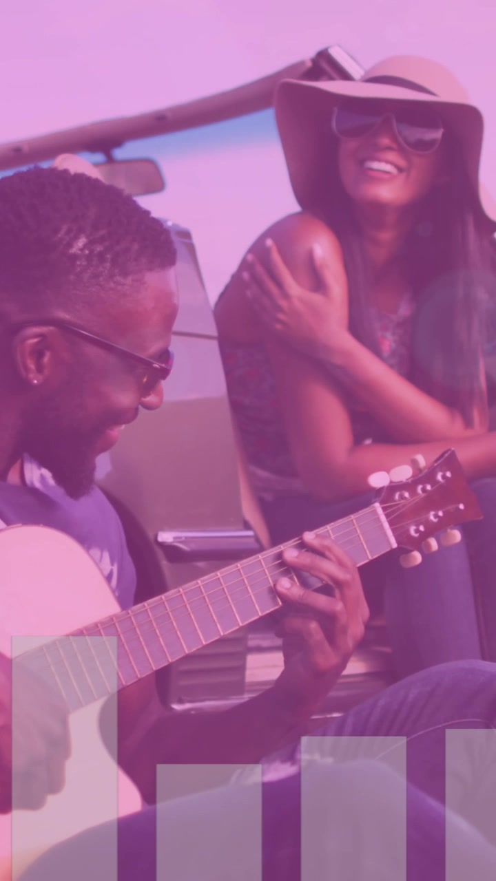 Animazione di un equalizzatore audio su una coppia felice e multietnica seduta accanto all'auto a bordo strada, con l'uomo che suona la chitarra.