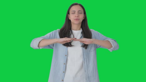 chica india feliz haciendo respirar respirar ejercicio pantalla verde