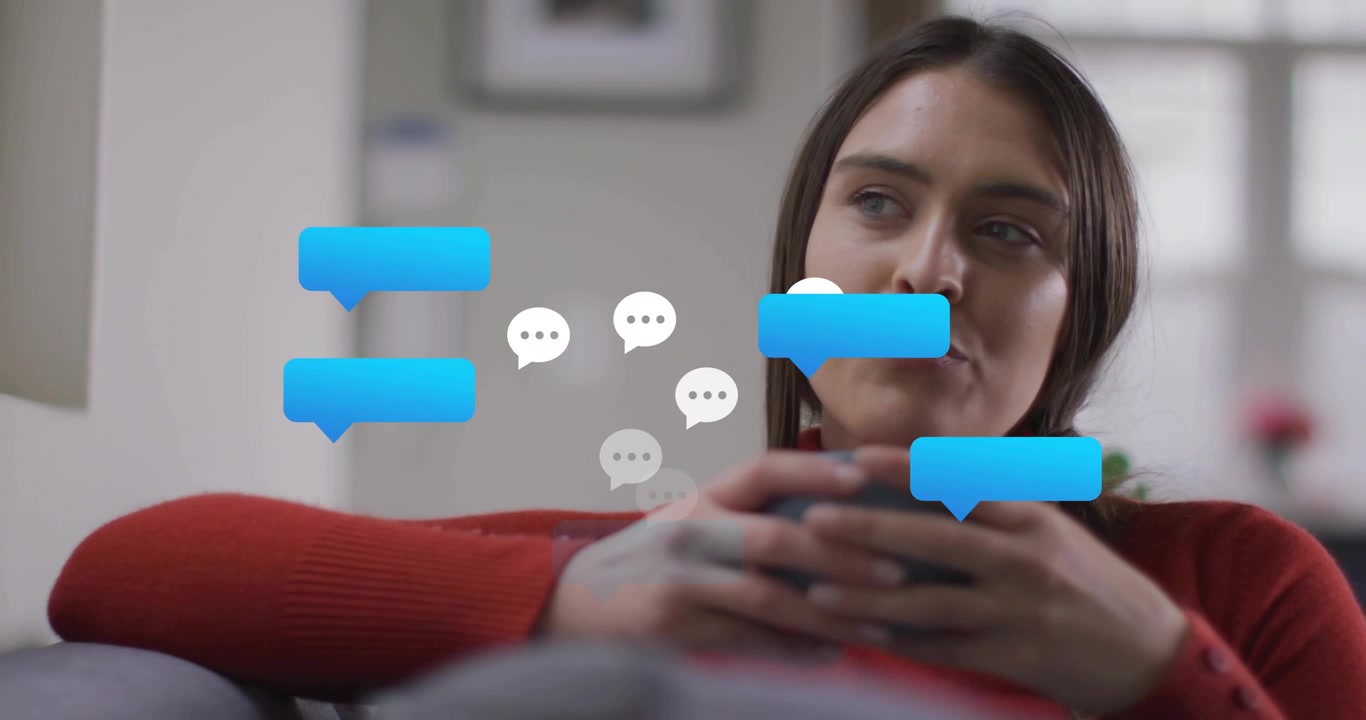 Kvinde nipper til blåt krus, overvåger tech-chat med bobler, der dukker op og forsvinder omkring sofaen.