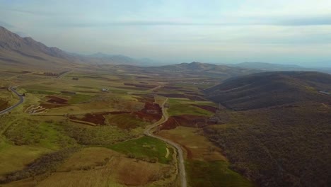 Amplio-Paisaje-De-Montaña-Natural-En-Irán-Cielo-Despejado-Y-Nubes-Blancas-Sobre-Campos-Verdes-En-Las-Tierras-Altas-De-Kermanshah