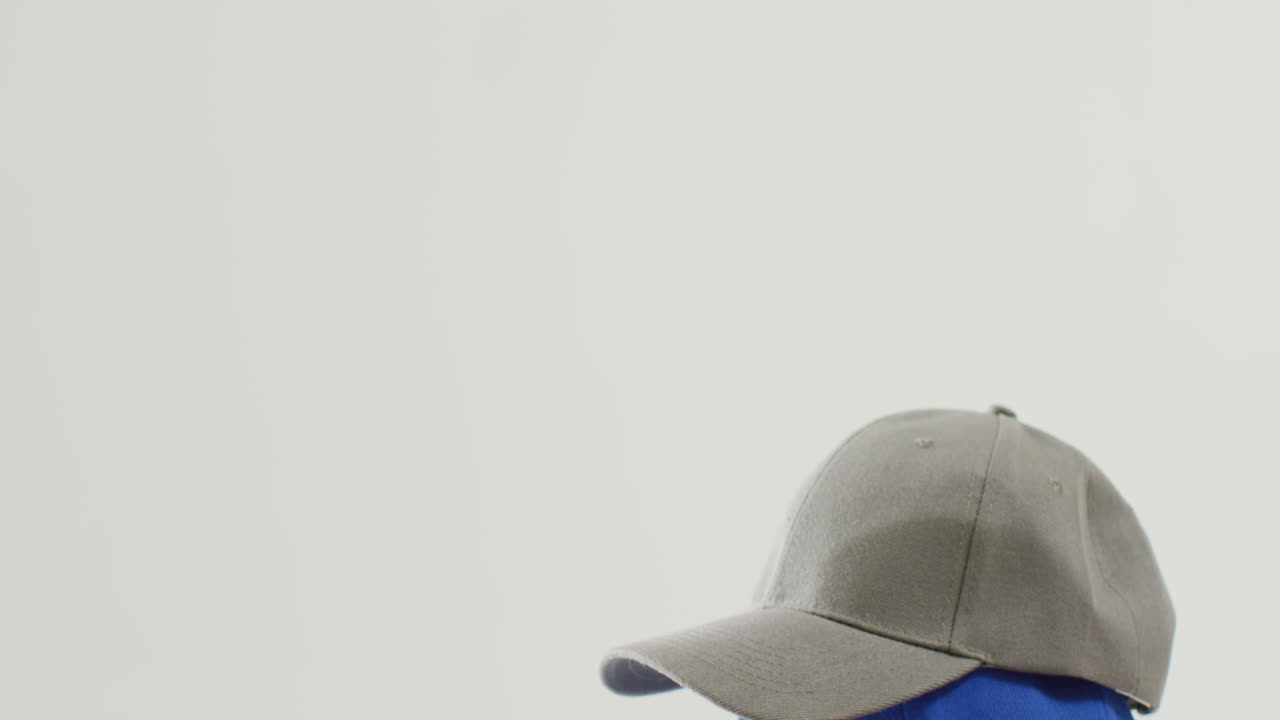 video de primer plano de gorras sobre un fondo blanco