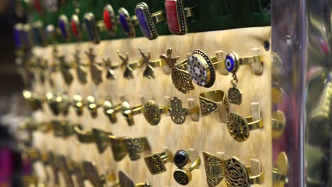 anillos de bronce de recuerdo de egipto que se venden para turistas en el mercado