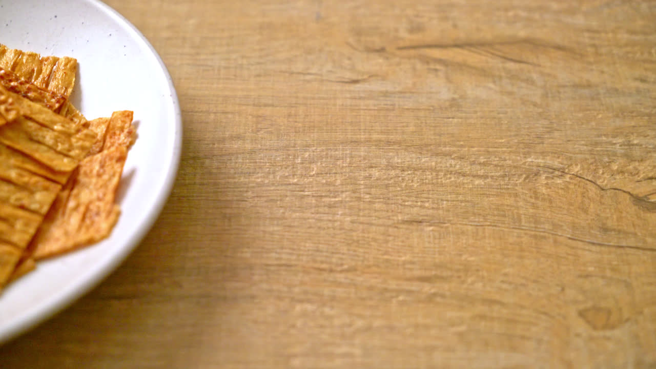 접시에 오징어 해산물 간식