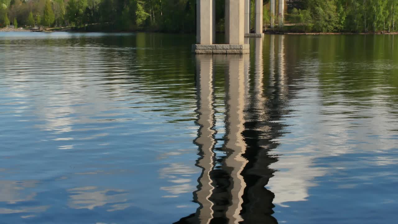 다리 물에 반사