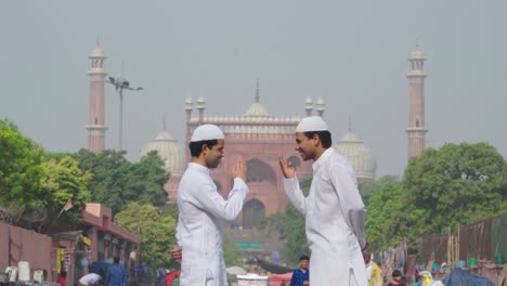 Zwei-Glückliche-Indische-Muslimische-Männer-Begrüßen-Einander-Per-Adab