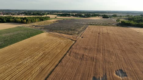 Luftaufnahme-Eines-Photovoltaikparks-In-Der-Landschaft-Von-Przykona,-Polen