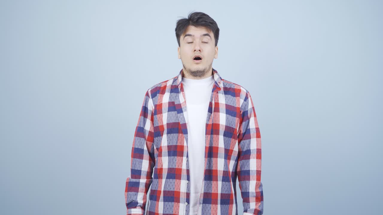 놀라서 카메라를 쳐다보는 남자