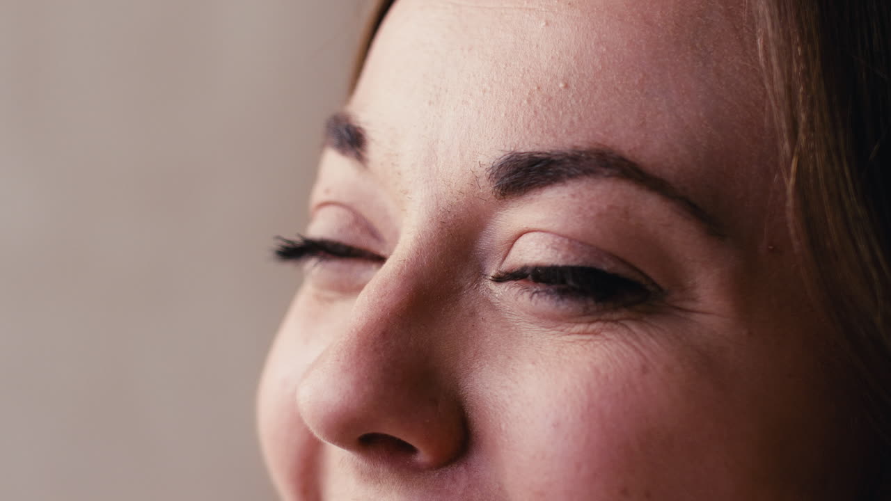 estudio de primer plano retrato de los ojos de la mujer promoviendo la positividad corporal