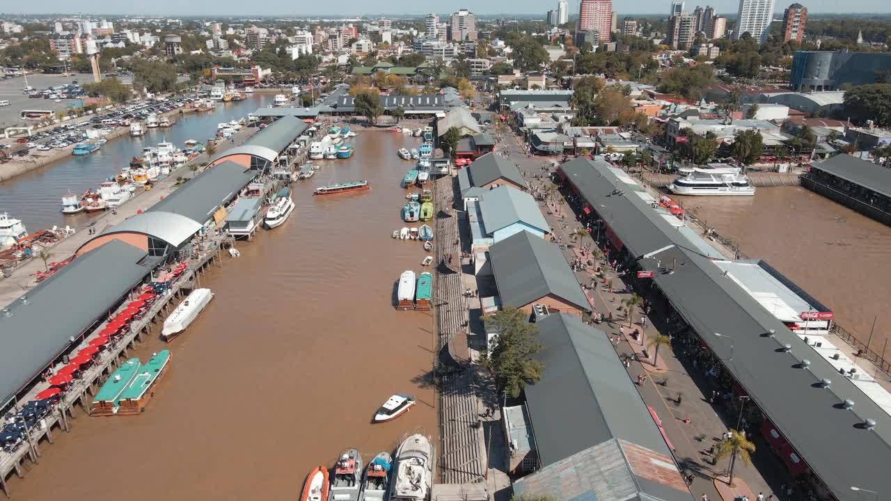 아르헨티나 티그레 시에서 푸에르토 데 프루토스를 방문하는 사람들의 공중 촬영
