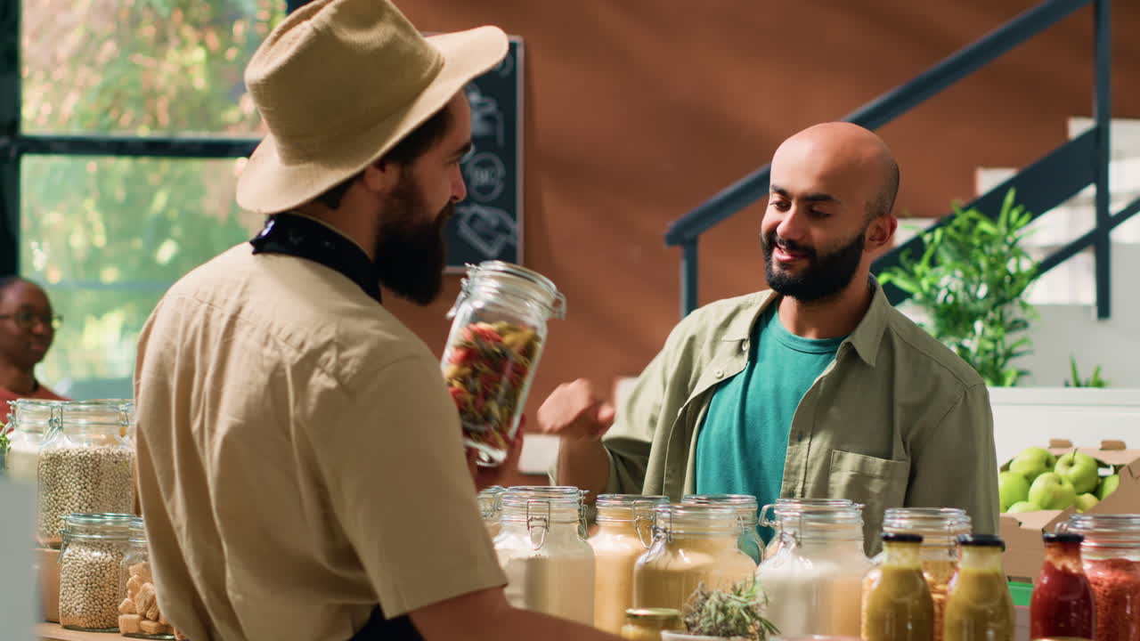 에코마켓의 설립자는 포장을 열었습니다.