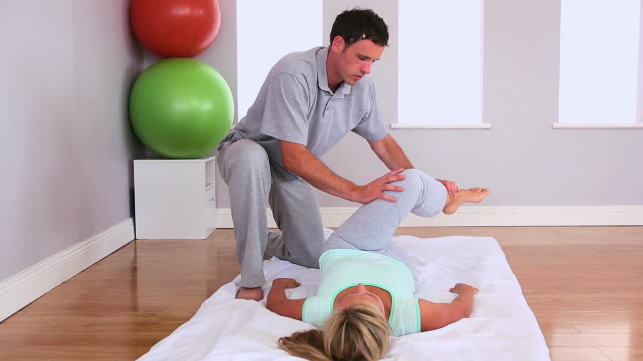 fisioterapeuta trabajando y hablando con un paciente