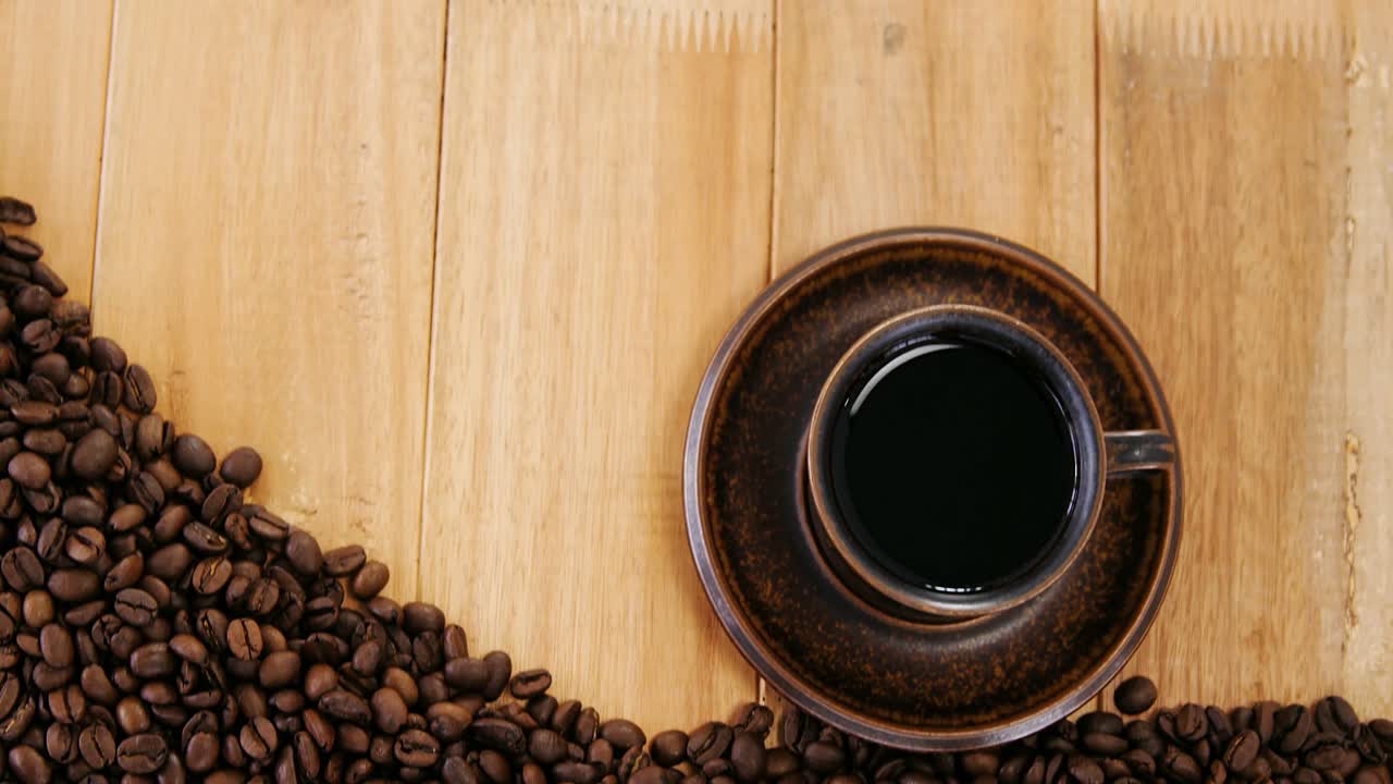 una taza de café con frijoles tostados