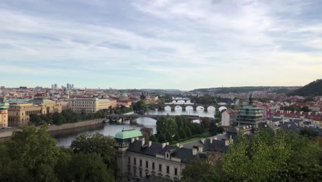 Una-Vista-De-Praga-Y-Los-Múltiples-Puentes-Que-Cruzan-El-Río-Vltava-En-Un-Día-Despejado