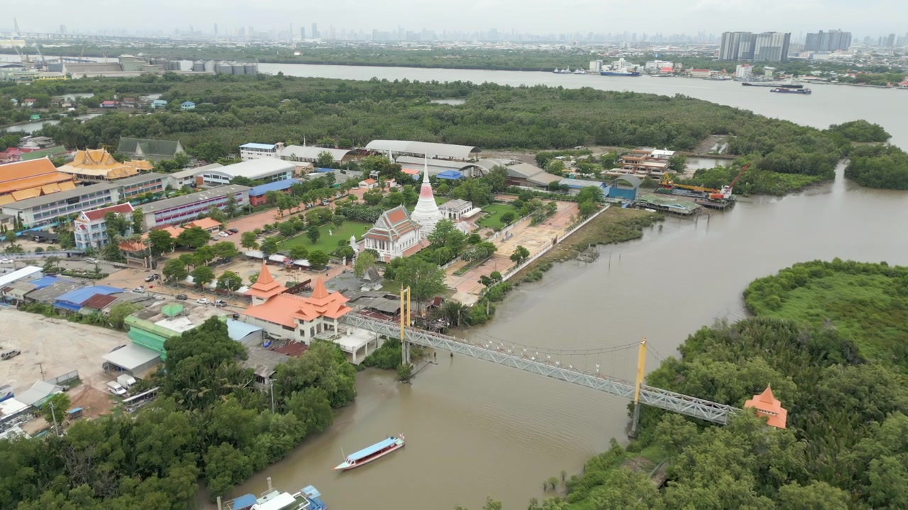 Templo Phra Samut Chedi Río Chao Phraya Bangkok Tailandia Seguimiento de dron en ángulo alto 4K 60FPS