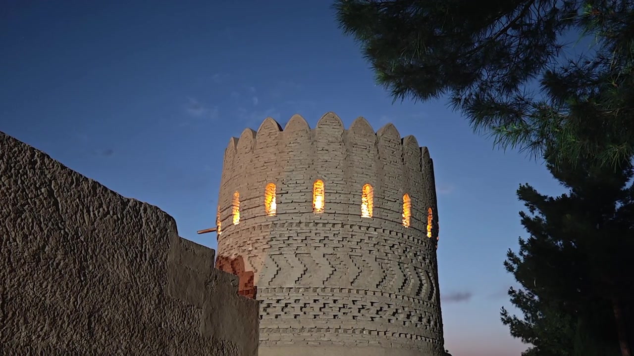 Alacakaranlıkta Işıklandırılmış Antik Taş Kule