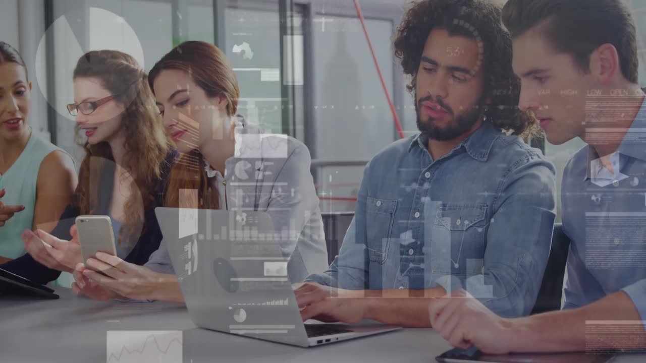 animación del procesamiento de datos sobre personas de negocios en la oficina