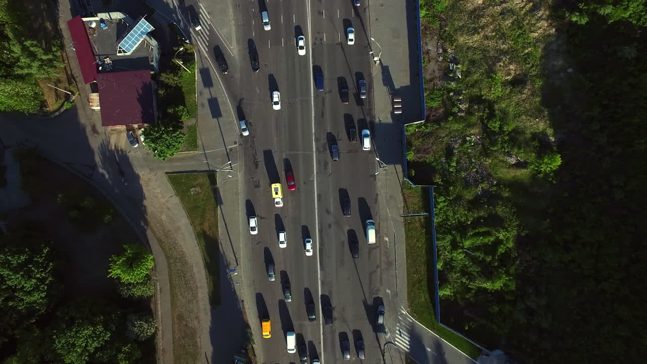 drone ver el tráfico de coches en la carretera de la ciudad en verano. vista superior coche en movimiento carretera carretera