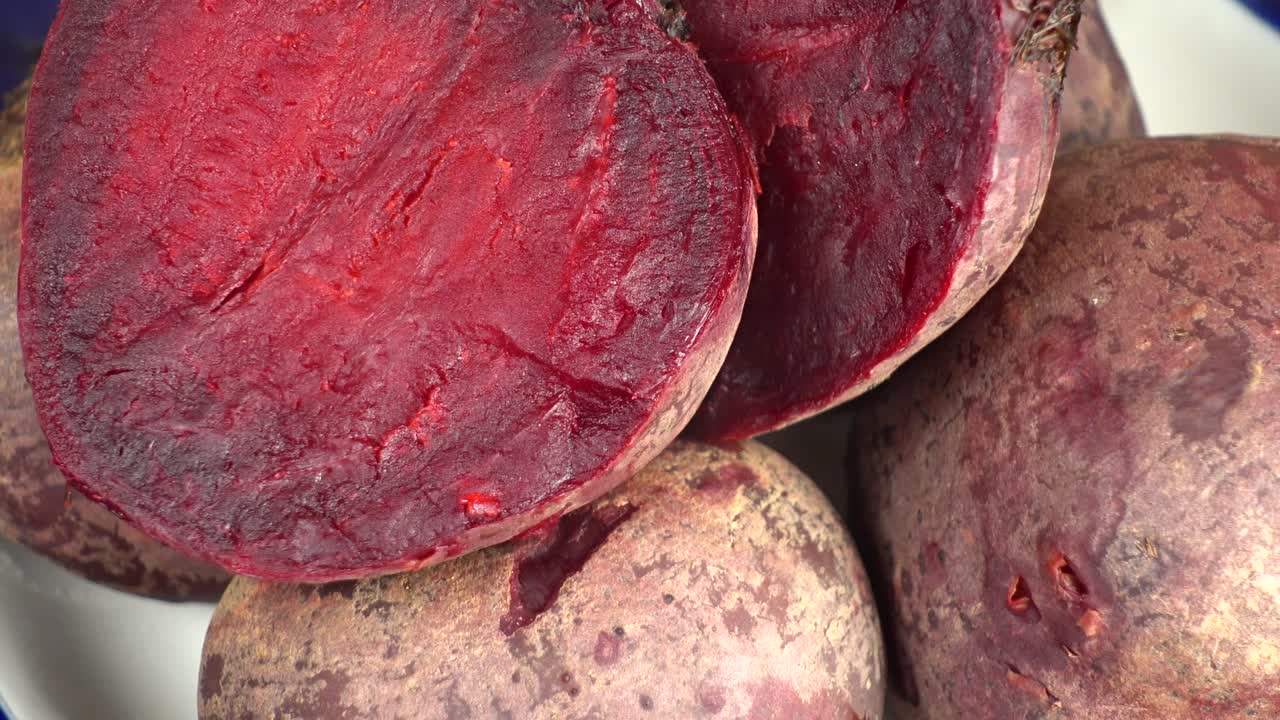 Barbabietola rossa bollita calda. Riprese in cucina.