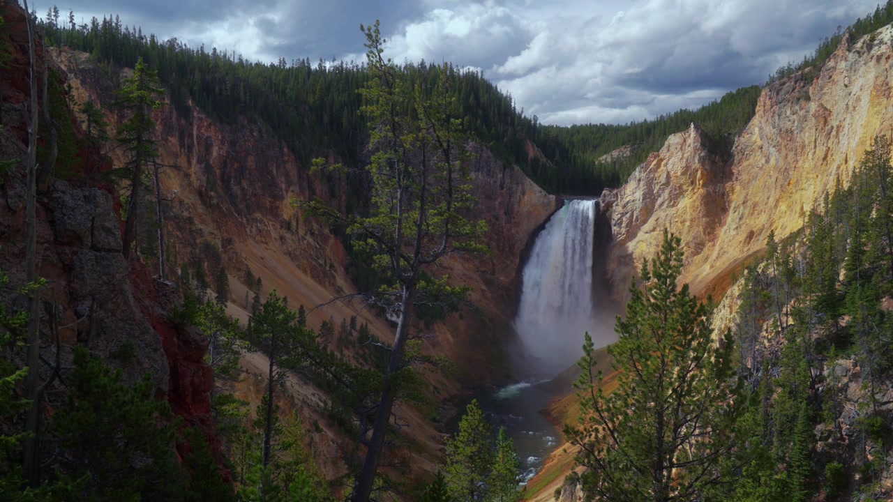Pemandangan alam yang indah di Taman Nasional Yellowstone, menampilkan air terjun yang mengalir deras, Sungai Yellowstone, Titik Pandang Grand Canyon, Titik Inspirasi, dan Jalan Lingkar Tepi Utara Wyoming. Tengara di pagi yang cerah dengan awan