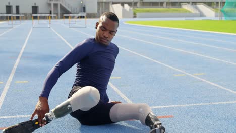 atletas discapacitados haciendo ejercicio en una pista de atletismo 4k