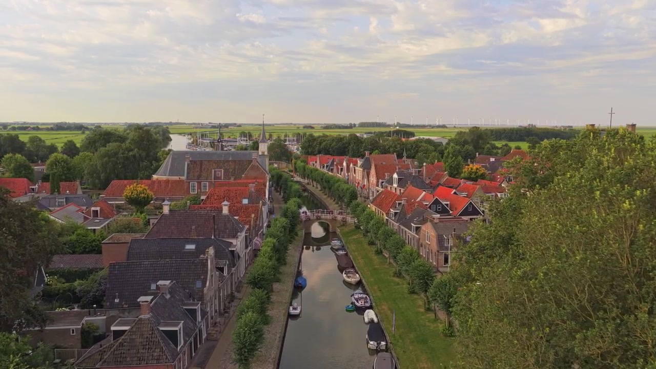 Veduta aerea di un pittoresco canale di un villaggio olandese