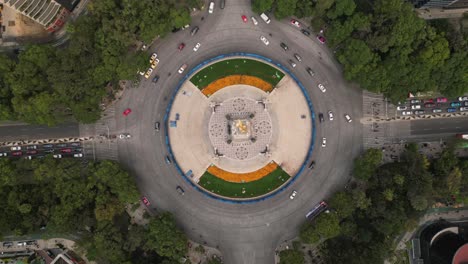 Aerial-hyperlapse-above-the-Angel-of-Independence,-Paseo-de-la-Reforma,-Mexico-City