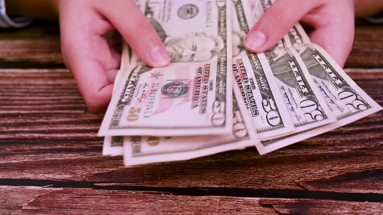 las manos de la mujer cuentan el dinero.