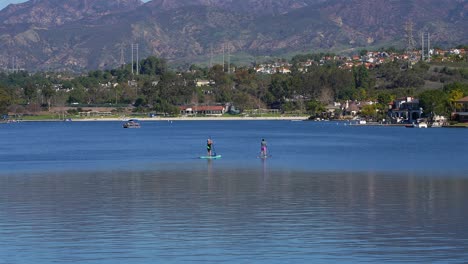 Zwei-Paddle-Boarderinnen-Auf-Lake-Mission-Viejo-In-Südkalifornien