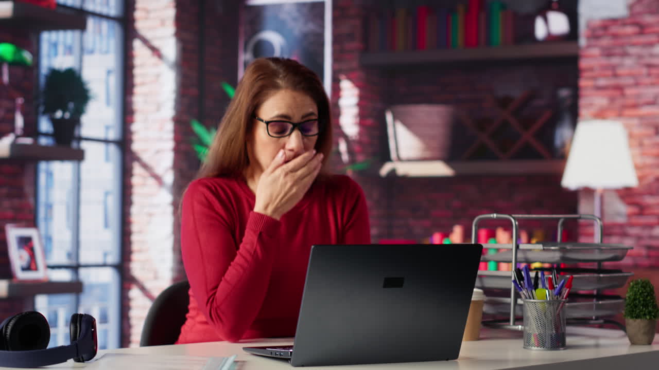 mujer trabajando en una computadora portátil en la oficina del hogar