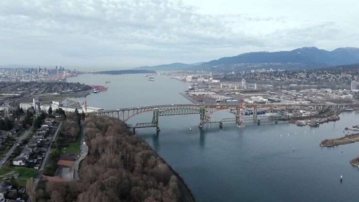 Iron Workers Memorial Bridge a Vancouver, Columbia Britannica, Canada - Ripresa Aerea con Drone